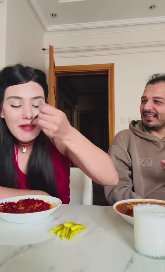 Sosyal medyada gündem olan bu kadın gibi, bir tabak dolusu acı yiyebilir miydiniz?