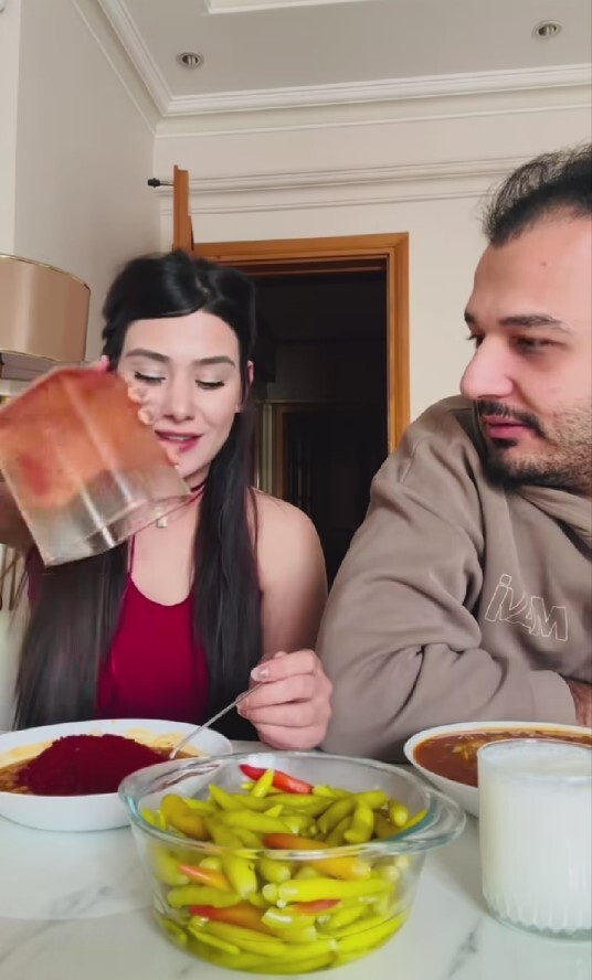 Sosyal medyada gündem olan bu kadın gibi, bir tabak dolusu acı yiyebilir miydiniz?