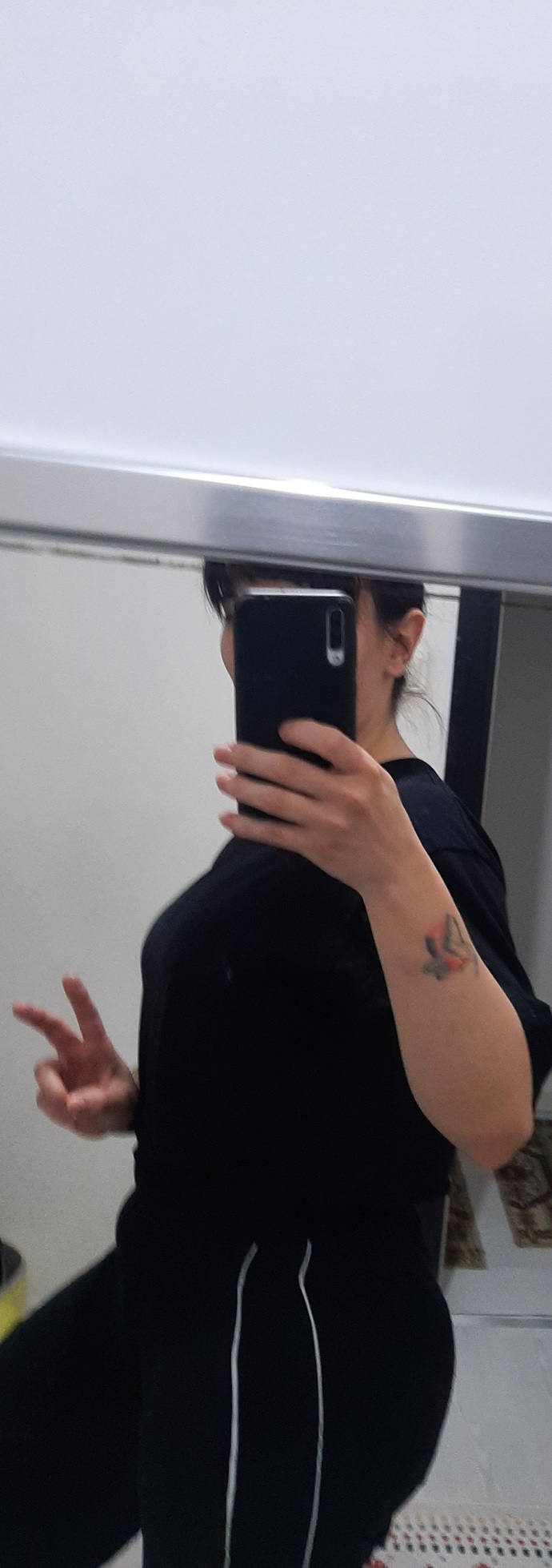 Spor salonunda neden herkes ikili üçlü takılıyor, tek takılan yok gibi hissetmem normal mi?