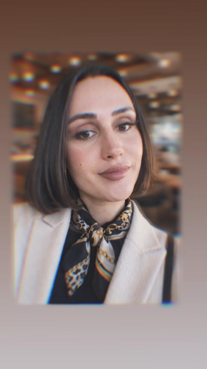 Sizce yapay zeka olduğu belli mi bu görselin? Arka plan ve kıyafet öyle?