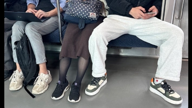 Böyle oturan erkeklerin amacı ne, çok görgüsüzce ve bencilce değil mi?