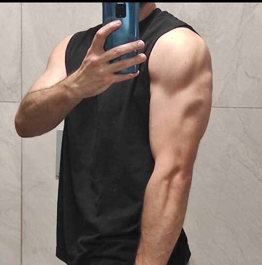 Kolsuz tshirt garip bisey mi?