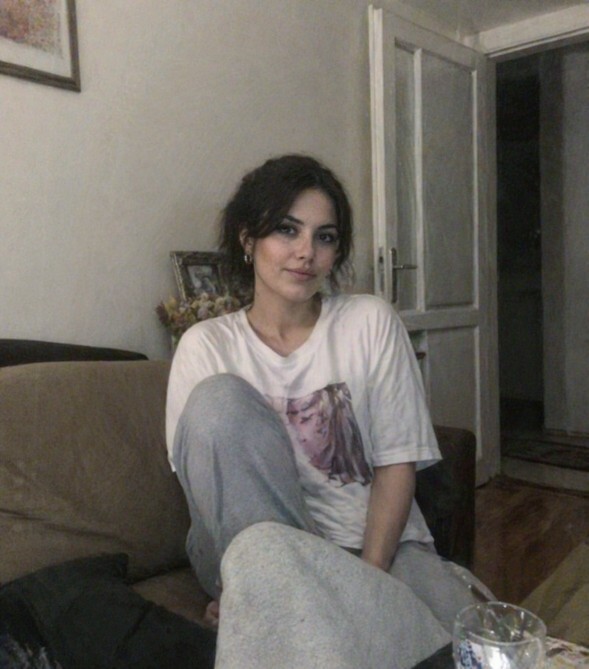 Sizce koyu renk saç mı yoksa aralara ışıltı mı daha çok yakışır, doğal halime ne gider?