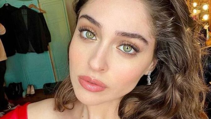 Cemre Baysel sizce şu an dönemin en güzel Türk oyuncusu değil mi?