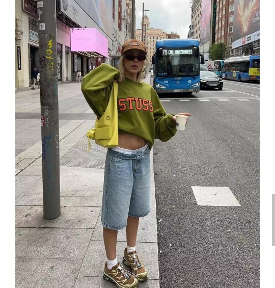 Sokak stilini yansıtan kot pantolon rengin hangisi?