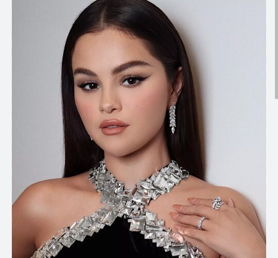Saçlarımı Emo tarzı kabarık saç modeli kestirsem mi?