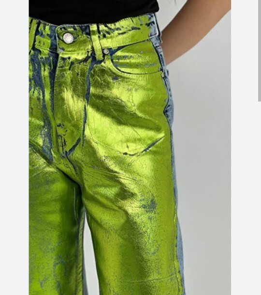 Neon renkli kot pantolon olur mu yoksa gözleriniz mi kanar?