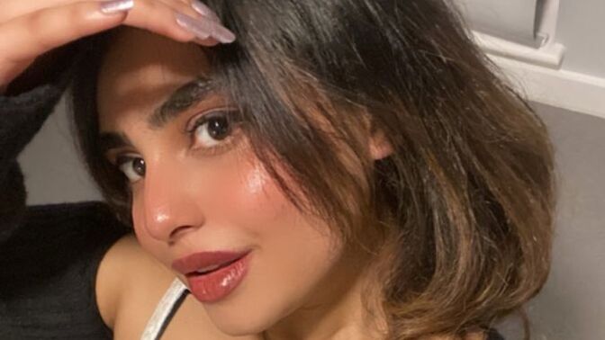 Dudaklarınız doğal halinde, lip gloss sürmeden de güzel duruyor mu?