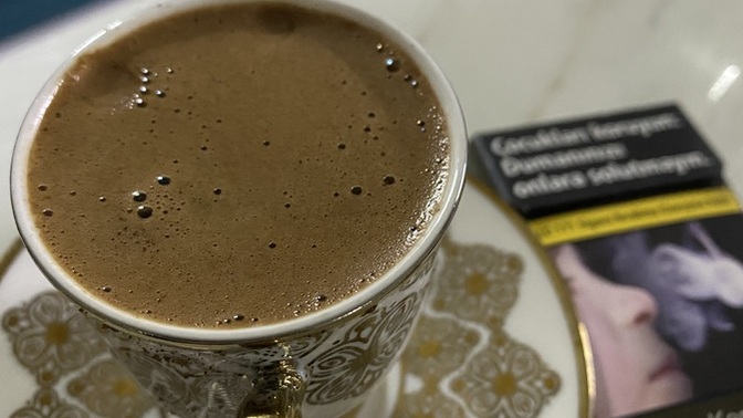 Sigara içenler neden sürekli kahve ister, kahve sigarayı neden bu kadar tetikler?