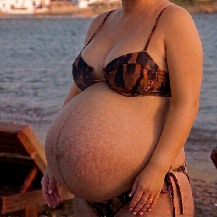Hafif göbekli kadın bikini giymeli mi plajda?