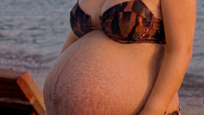 Hafif göbekli kadın bikini giymeli mi plajda?