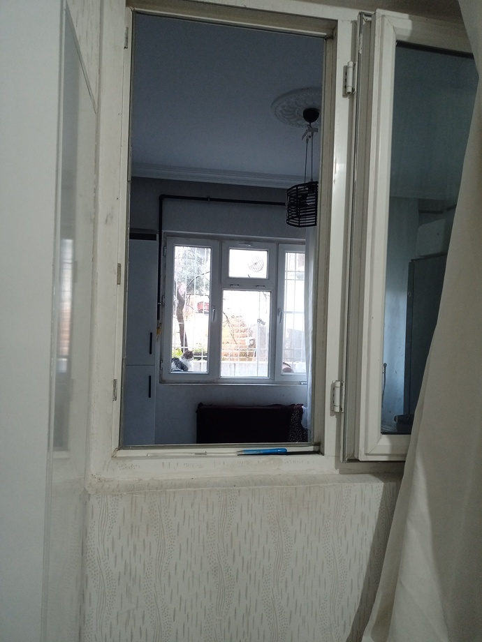 Yatak odanızdan mutfağa açılan bir pencereden var mı?
