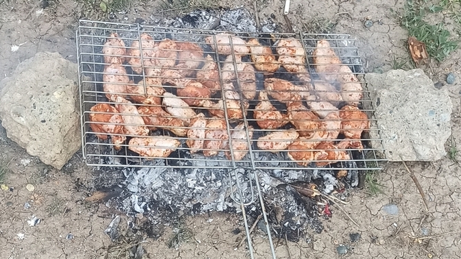 Mangalda tavuk kanadı soslu mu seversin sade mi?
