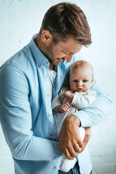 Ilk dogan kiz cocuklar gercekten babanin kadin versiyonu mu oluyor, bilim ne diyor?