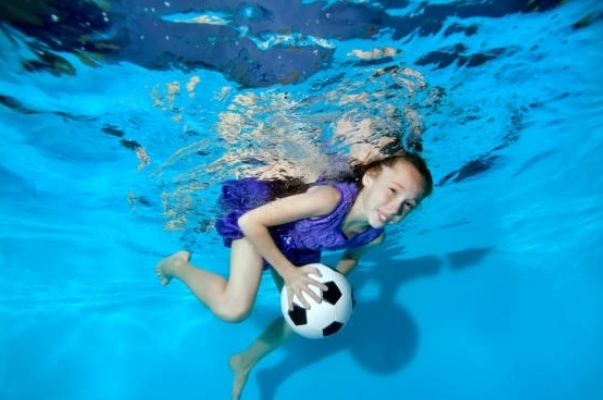 Su altı futbolu oynamak ister miydin su altı futbolu eğlenceli bir spor olabilir mi sence?