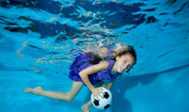 Su altı futbolu oynamak ister miydin su altı futbolu eğlenceli bir spor olabilir mi sence?