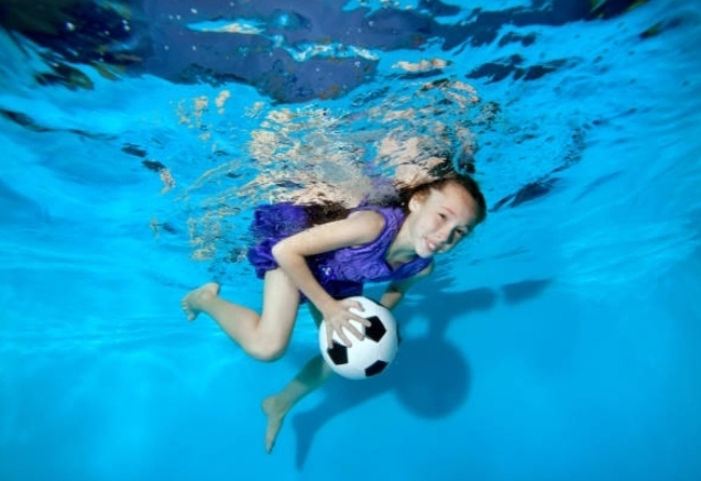 Su altı futbolu oynamak ister miydin su altı futbolu eğlenceli bir spor olabilir mi sence?
