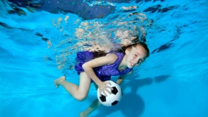 Su altı futbolu oynamak ister miydin su altı futbolu eğlenceli bir spor olabilir mi sence?