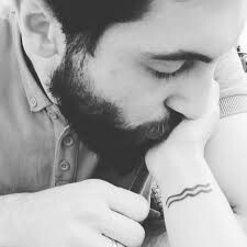 Beyler sevgilinizi avuç içinden öpmeyi sever misiniz? Bayanlar, hoşunuza gider mi?