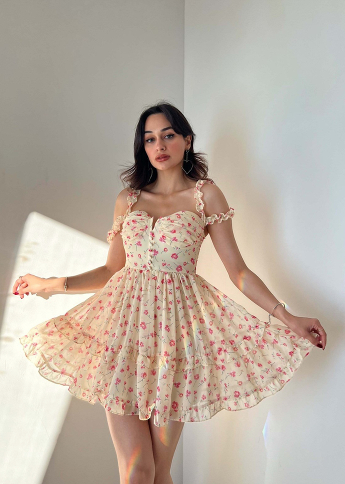 Çiçekli elbiselerin asla modası geçmez çok zarif ve feminen 🌸🌸🌸🌹🌹
