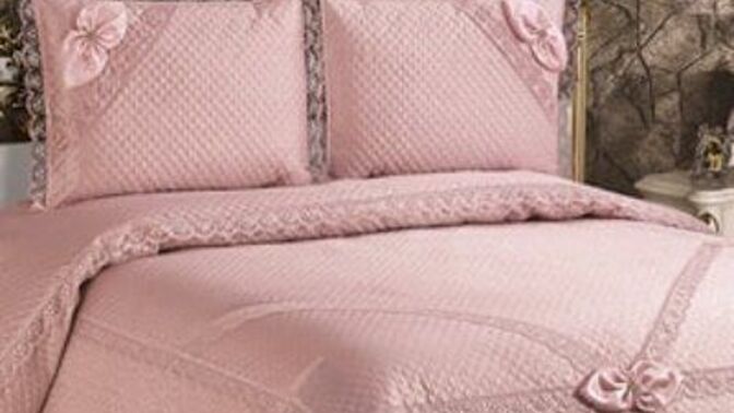 Pembe yatak örtüsü çok mu çocuksu duruyor sizce?