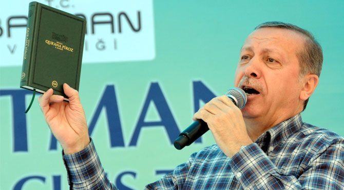 Din Türkiye’de garibanı susturmak ve adaletsizliği örtmek için mi kullanılıyor?