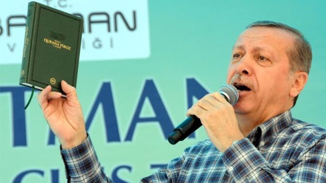 Din Türkiye’de garibanı susturmak ve adaletsizliği örtmek için mi kullanılıyor?