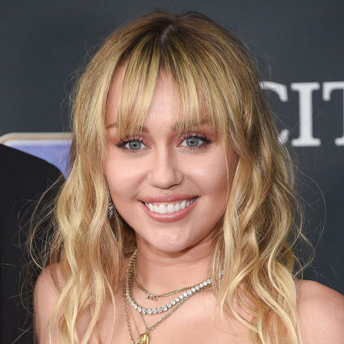 Sizce Miley Cyrus güzel mi yoksa abartılan bir ünlü mü?