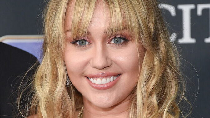 Sizce Miley Cyrus güzel mi yoksa abartılan bir ünlü mü?