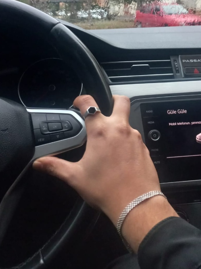 6 köşeli yüzüğüm sizce çok mu itici duruyor, insanlara korkutucu mu geliyor?