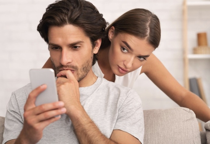 Sevgilim, eski nisanlısının numarasını kaydetmiş whatsapp durumlarının hepsine bakıyor sizce ayrılım mi? Bu neye işaret?