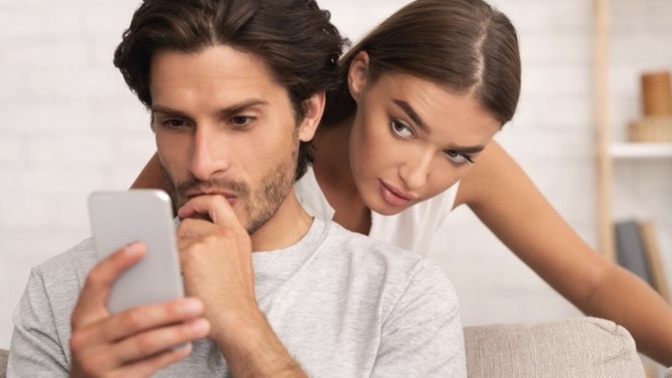 Sevgilim, eski nisanlısının numarasını kaydetmiş whatsapp durumlarının hepsine bakıyor sizce ayrılım mi? Bu neye işaret?
