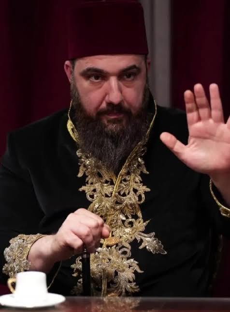 Cumhuriyet imkanlariyla yasarken Osmanli torunuyum diye gezmek sizce ne kadar mantikli, havali mi?
