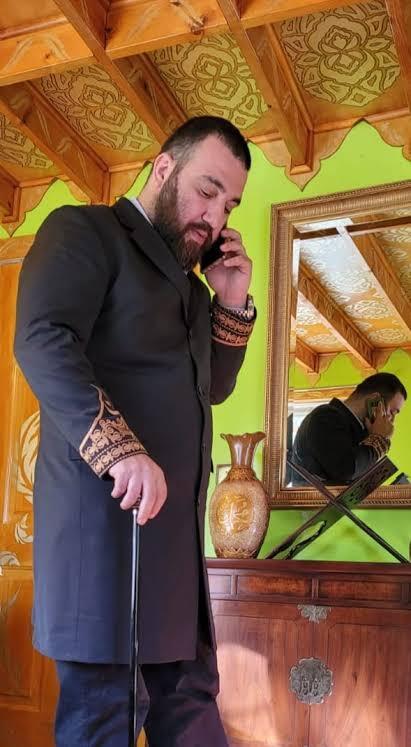 Cumhuriyet imkanlarından yararlanarak Osmanlı torunuyum diye gezinmek havalı bir şey mi?