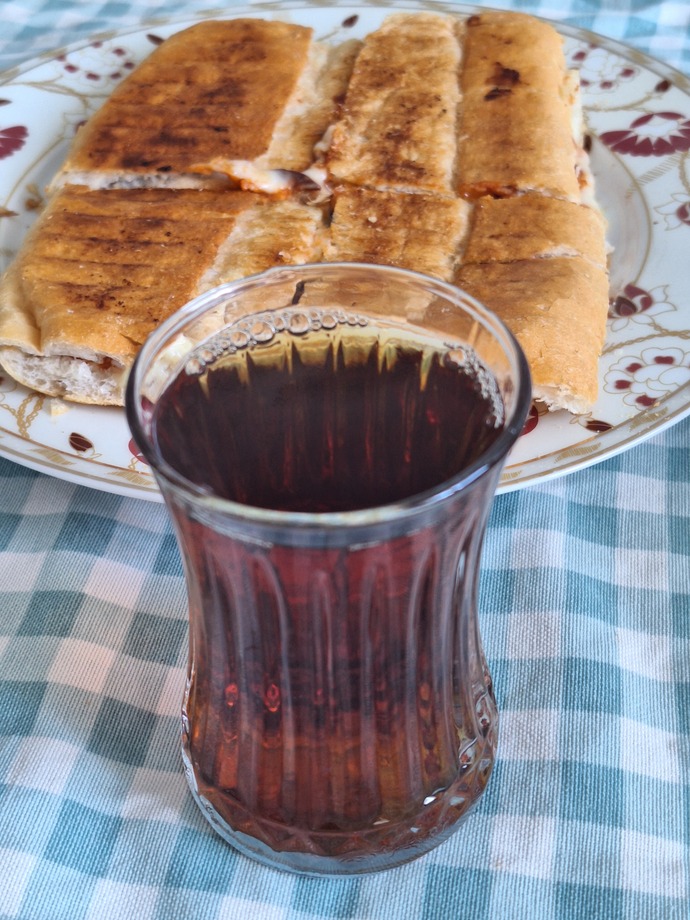 Çayın bardakta kalan dibini hep döker misiniz yoksa üstüne tekrar çay mı eklersiniz?