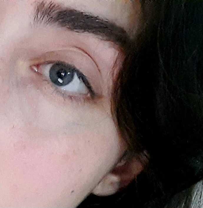 Simsiyah saç ve çok beyaz tenli olmak sizce dikkat çeker mi?