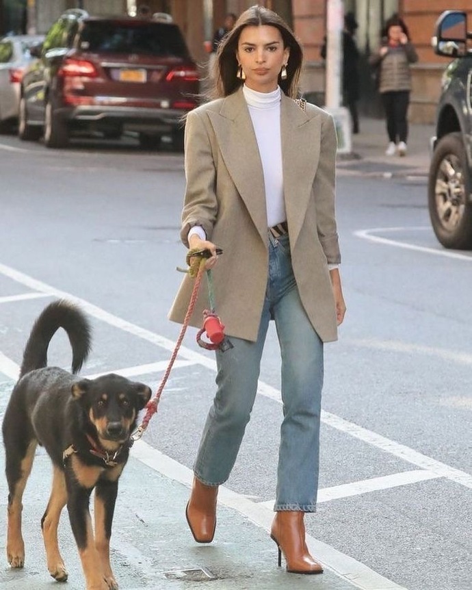 Köpek gezdirmeye çıkarken kot pantolon üstüne blazer ceket giyilir mi?