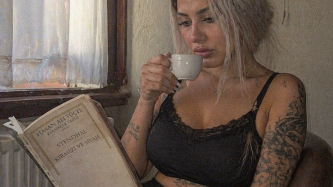 Bugun sabah gune kitap kahve ve sigara ile basladim kendimi gelistirmeye karar verdim elimdeki kitabi okuyan oldu mu daha once?