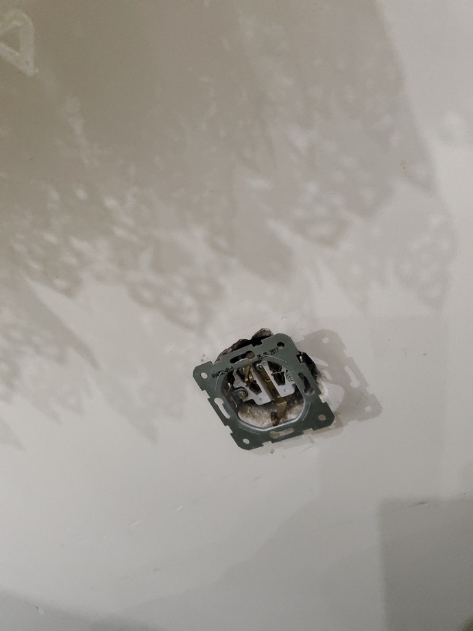 Bir anlık sinirle prizi yerinden söktüm, tekrar kendim taksam sıkıntı olur mu yoksa elektrikçi mi çağırmalıyım?