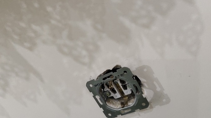 Bir anlık sinirle prizi yerinden söktüm, tekrar kendim taksam sıkıntı olur mu yoksa elektrikçi mi çağırmalıyım?