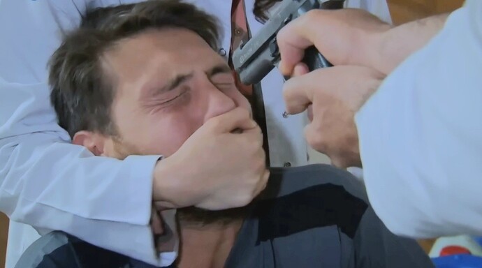 Size bi zeka sorusu? Fotodaki adam 2 dakika sonra ölüyor ama silahla değil, sizce nedeni ne ve katili kim olabilir?