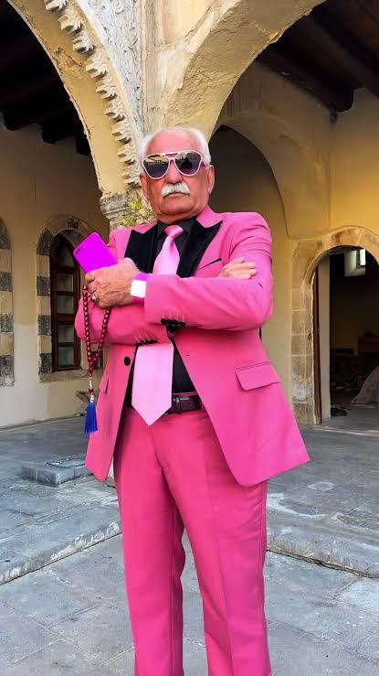 Pembe kot pantolon giyer misin?