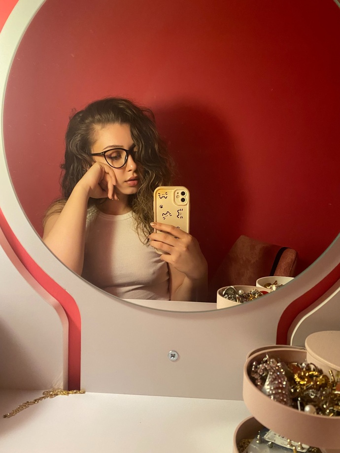 Gözlüklü kızlar inek gibi mi görünüyor yoksa tatlı ve çekici mi geliyor?