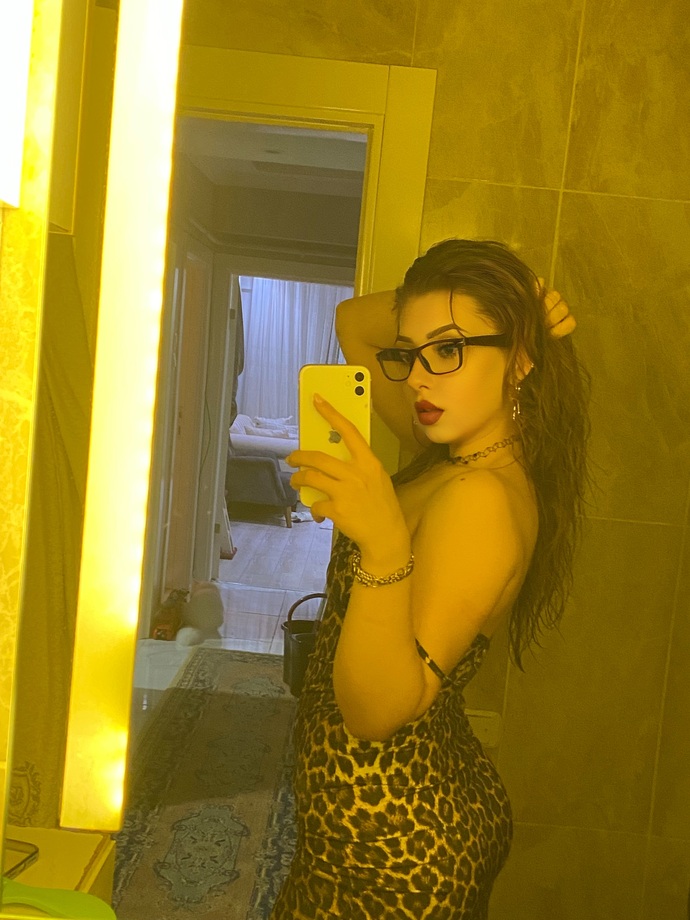 Gözlüklü kızlar inek gibi mi görünüyor yoksa tatlı ve çekici mi geliyor?