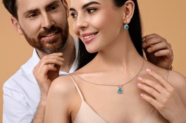 Evli bir kadının pahalı hediye kabul etmesi yanlış mı?