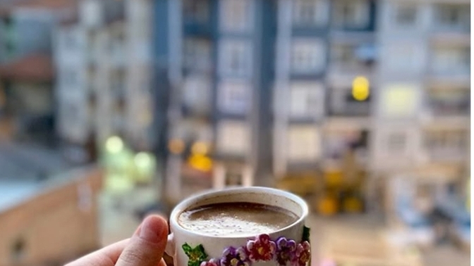 Bugün sabah kahveni en çok kiminle paylaşmak isterdin ve neden tam olarak o kişi olurdu?