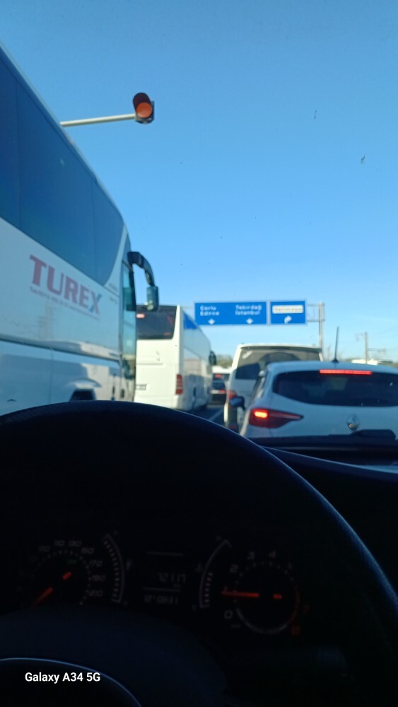 Trafik durmuş olabilir ama mod akıyor… Güne hangi şarkıyla girdiniz 🎶?