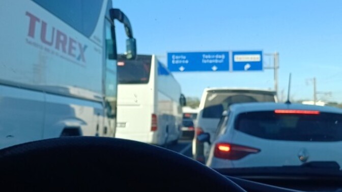 Trafik durmuş olabilir ama mod akıyor… Güne hangi şarkıyla girdiniz 🎶?