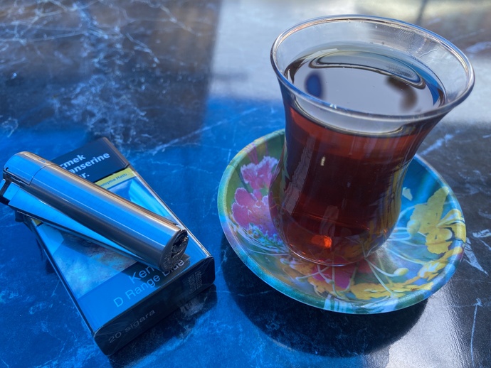 Çayı şekerli mi içersiniz şekerle mi?