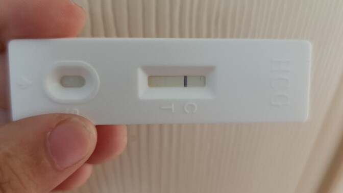Gün geçtikçe koyulaşan gebelik testi hamilelik belirtisi mi, ne anlama geliyor?